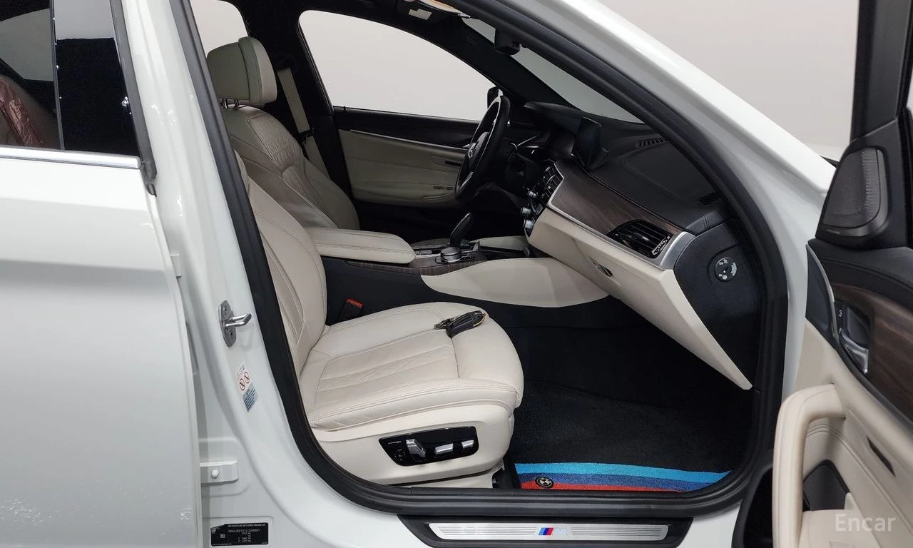 BMW 520  i M SPORT * DISTRONIC * ДИГИТАЛНО ТАБЛО, снимка 7 - Автомобили и джипове - 54947186
