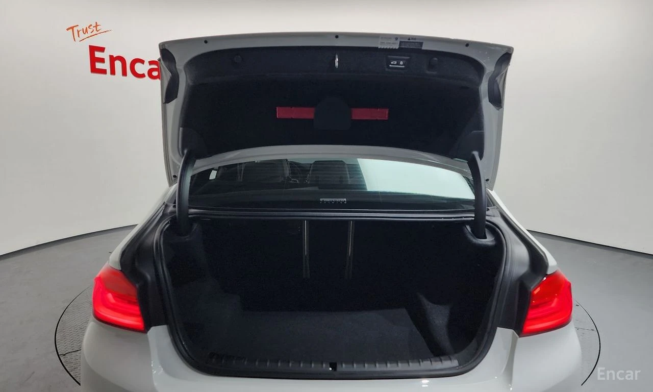 BMW 520  i M SPORT * DISTRONIC * ДИГИТАЛНО ТАБЛО, снимка 9 - Автомобили и джипове - 54947186