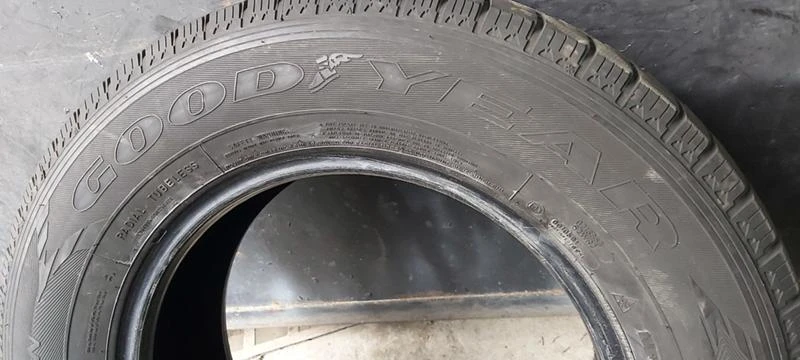 Гуми Зимни 235/65R16, снимка 4 - Гуми и джанти - 35123346