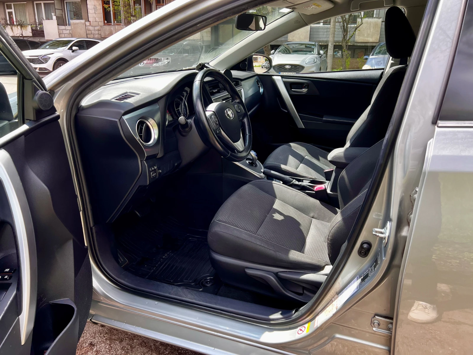 Toyota Auris 1.8 Hybrid - изображение 7