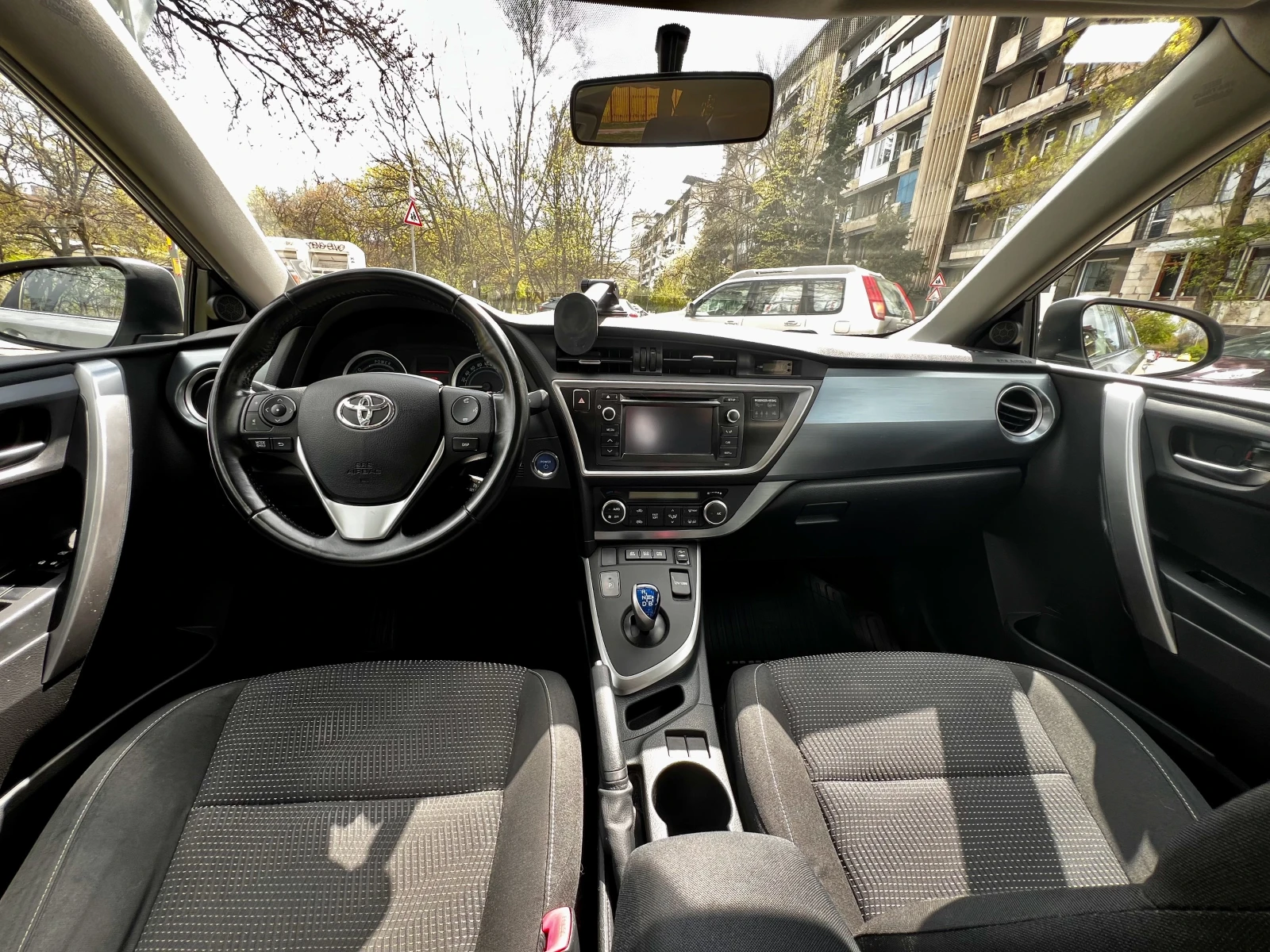 Toyota Auris 1.8 Hybrid - изображение 8