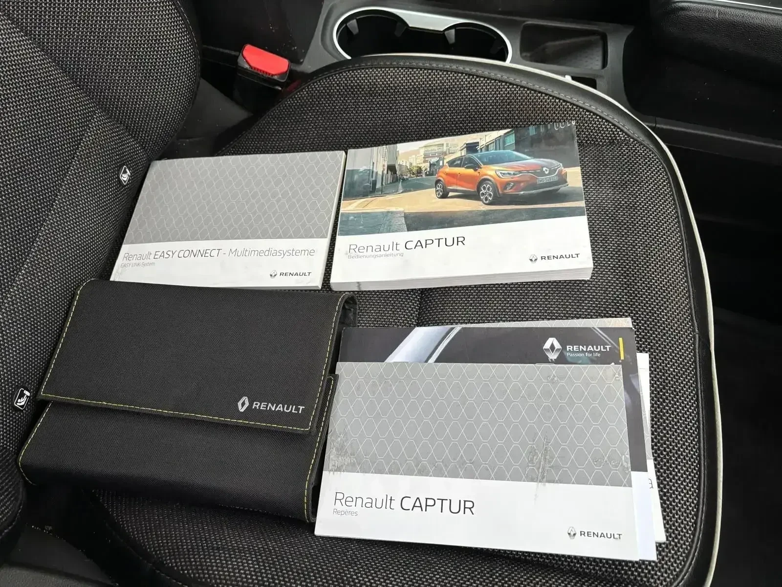 Renault Captur 1.3i16v-TCe Intens!, снимка 16 - Автомобили и джипове - 53929407