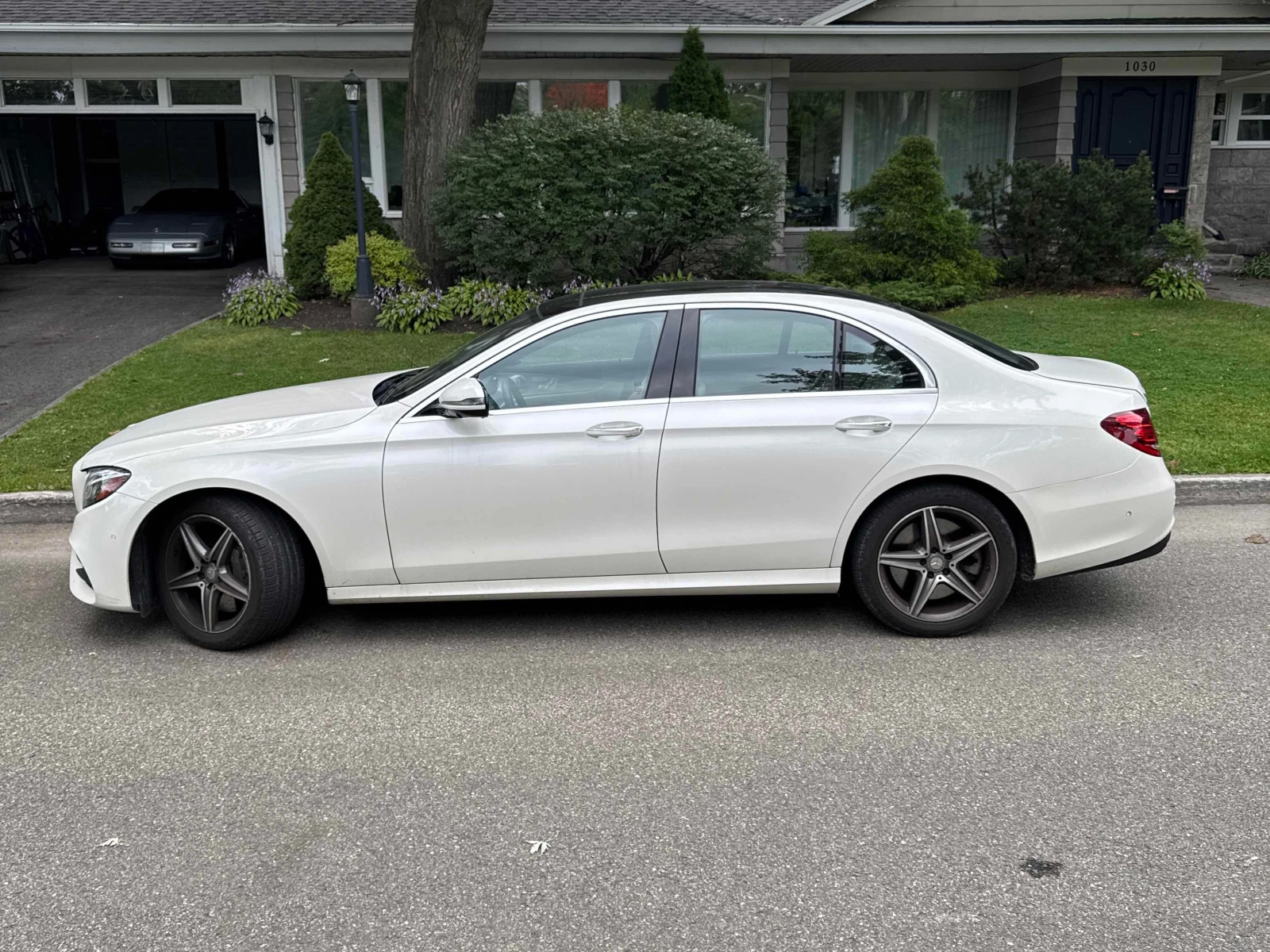 Mercedes-Benz E 400 AMG * HEAD UP * BURMESTER * CARFAX * , снимка 3 - Автомобили и джипове - 56048279