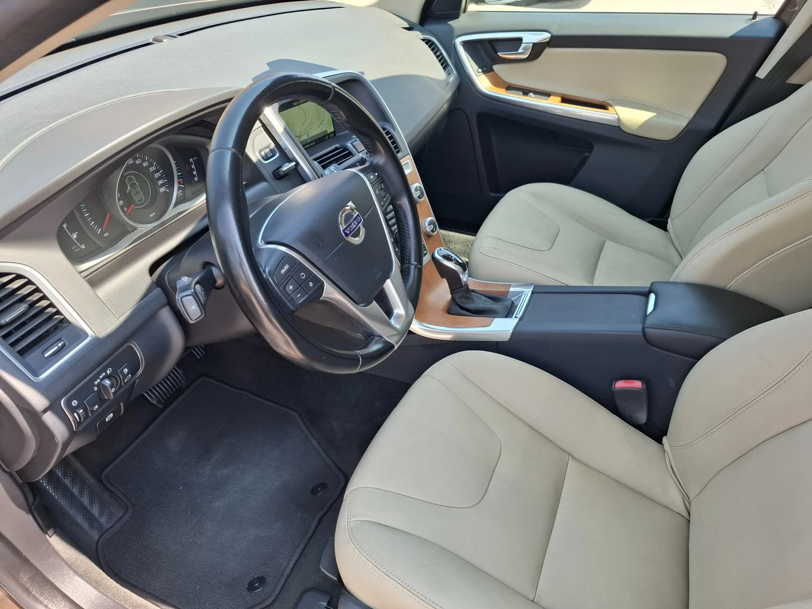 Volvo XC60 2.4 4х4 NAVI PANORAMA - изображение 9