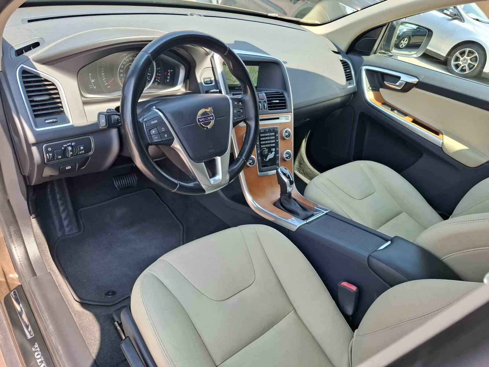 Volvo XC60 2.4 4х4 NAVI PANORAMA - изображение 5