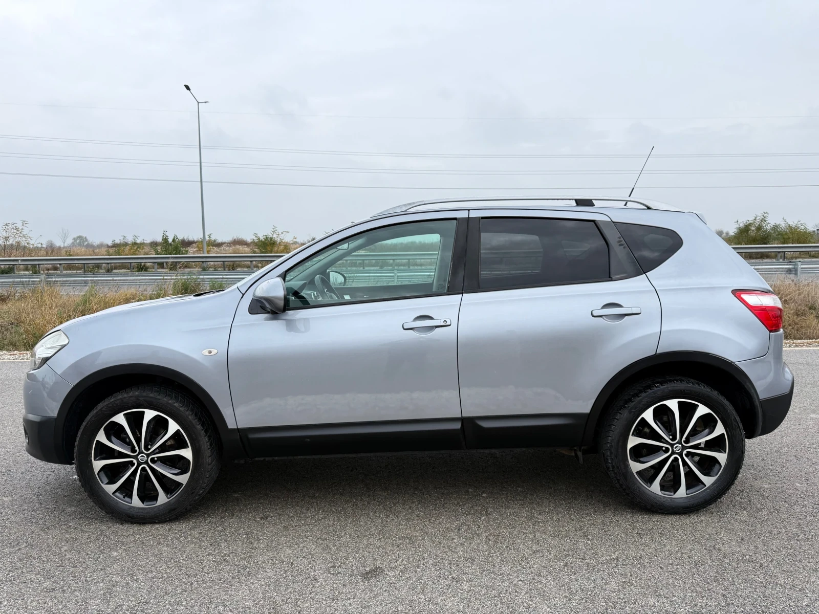 Nissan Qashqai 1.6i N-TEC / 360 CAMERA / NAVI / PANORAMA  - изображение 4