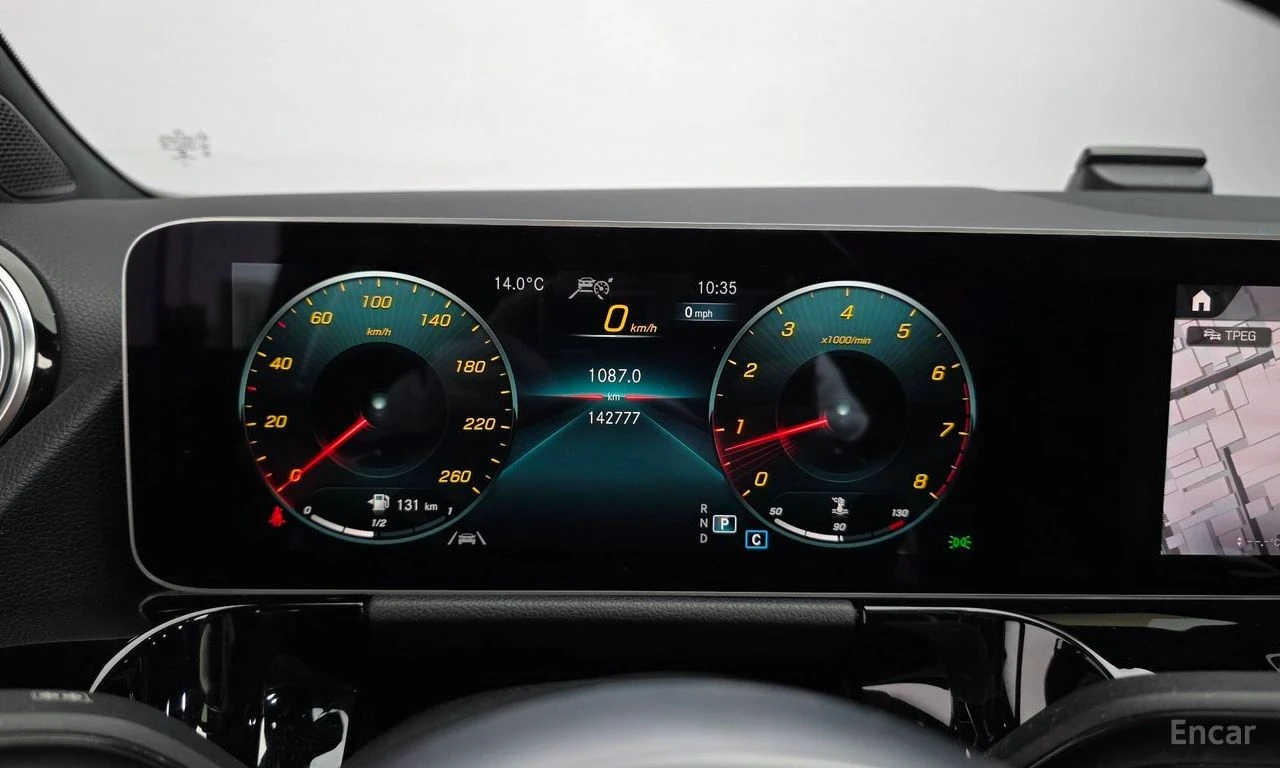 Mercedes-Benz GLA 250 4MATIC* AMG* AMBIENT* ПОДГРЕВ* КАМЕРА* КЕЙЛЕС, снимка 12 - Автомобили и джипове - 54480345