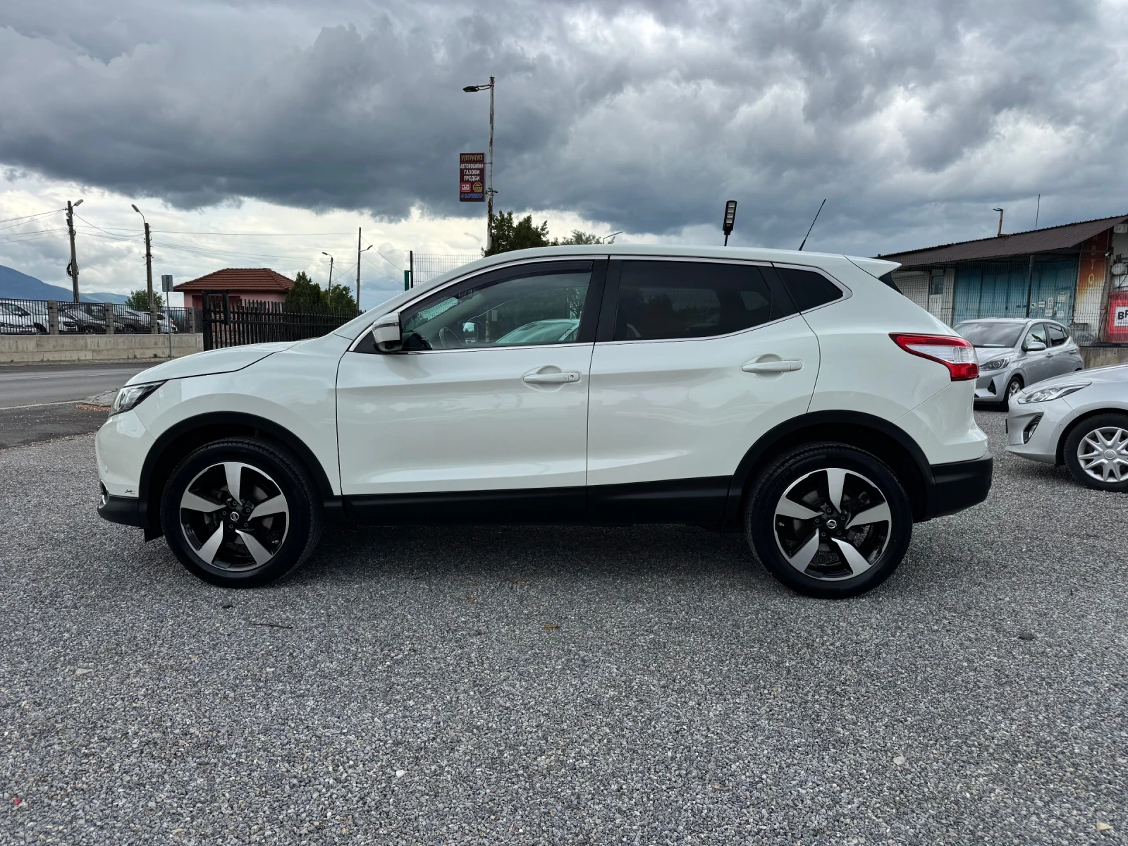 Nissan Qashqai 1.2DIG-T AUTOMATIK N-CONNECTA FULL!!, снимка 3 - Автомобили и джипове - 54653225