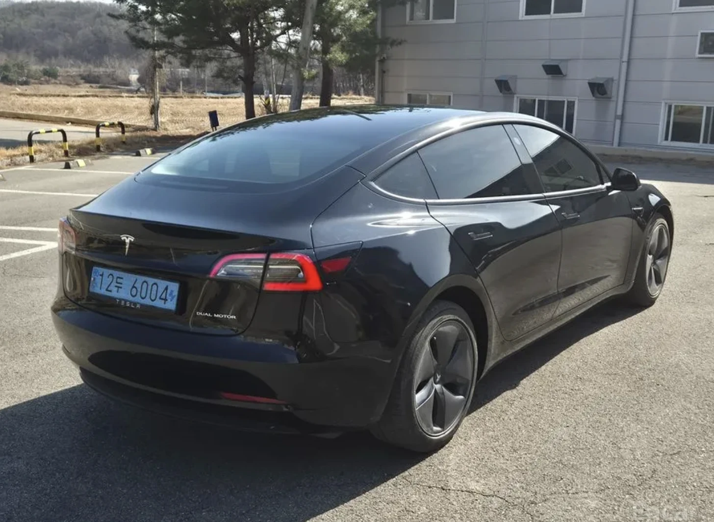 Tesla Model 3 LONG RANGE* DUAL MOTOR* AWD* SMART KEY* SUNROOF* N, снимка 2 - Автомобили и джипове - 54021266