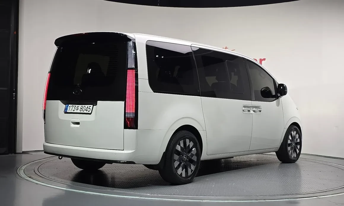 Hyundai Staria ГАЗ* 9 МЕСТЕН* ДВД * 360КАМЕРИ * ПОДГРЕВИ * ОБДУХВ, снимка 2 - Автомобили и джипове - 56361024