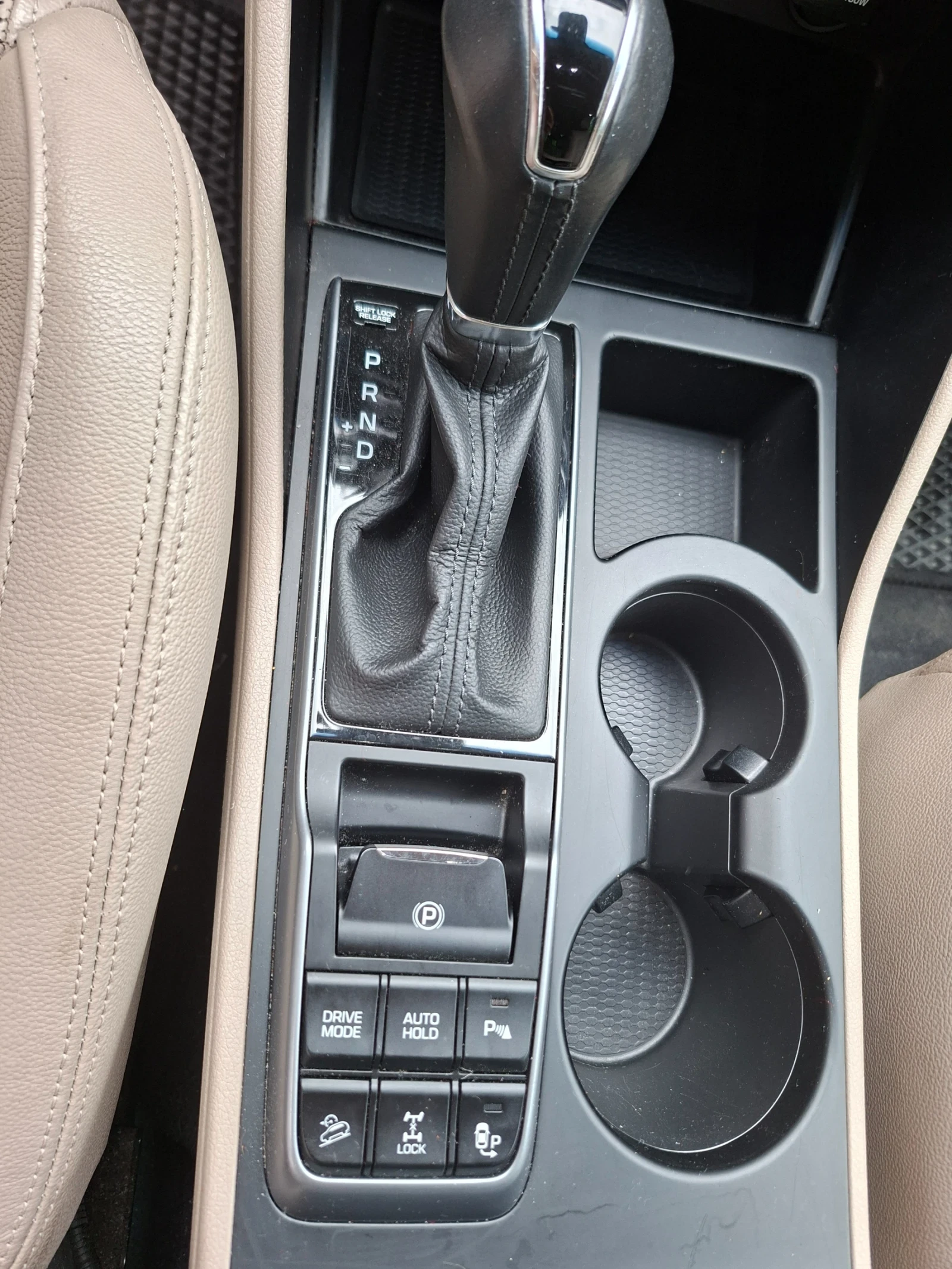 Hyundai Tucson, снимка 8 - Автомобили и джипове - 55317939