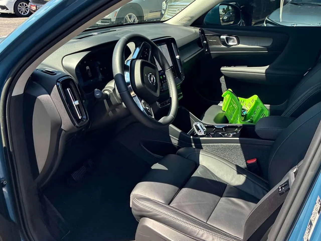 Volvo XC40  Plus Bright Theme / 360 / DISTRONIC / CARFAX , снимка 5 - Автомобили и джипове - 55538677