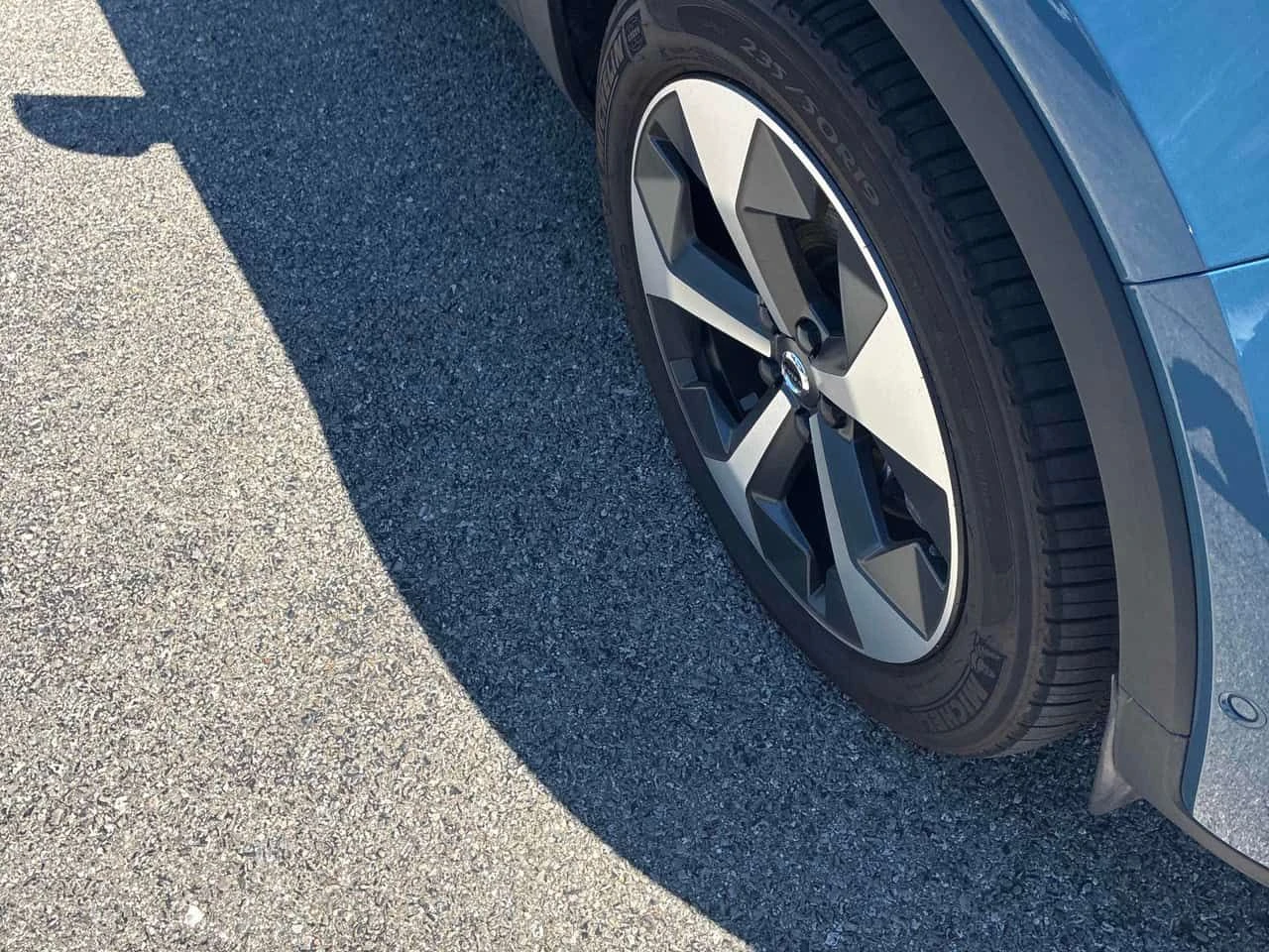 Volvo XC40  Plus Bright Theme / 360 / DISTRONIC / CARFAX , снимка 13 - Автомобили и джипове - 55538677