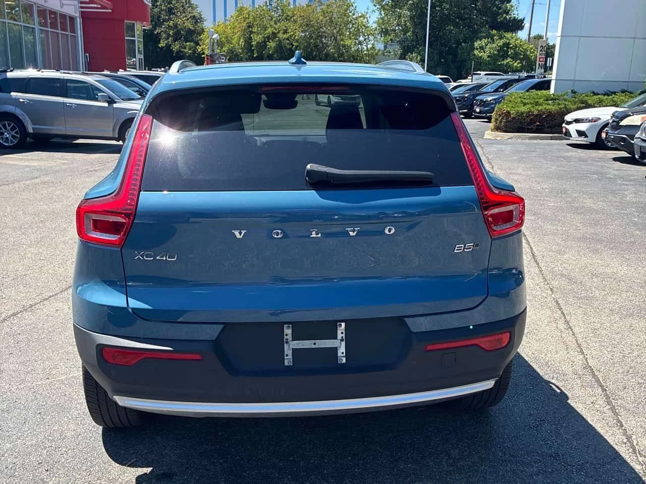 Volvo XC40  Plus Bright Theme / 360 / DISTRONIC / CARFAX , снимка 4 - Автомобили и джипове - 55538677