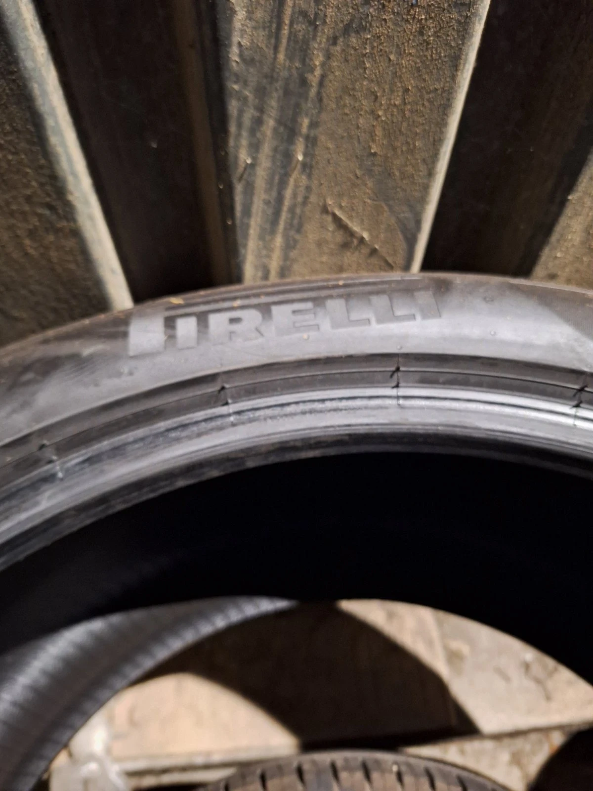 Гуми Летни 285/40R21, снимка 2 - Гуми и джанти - 54441688