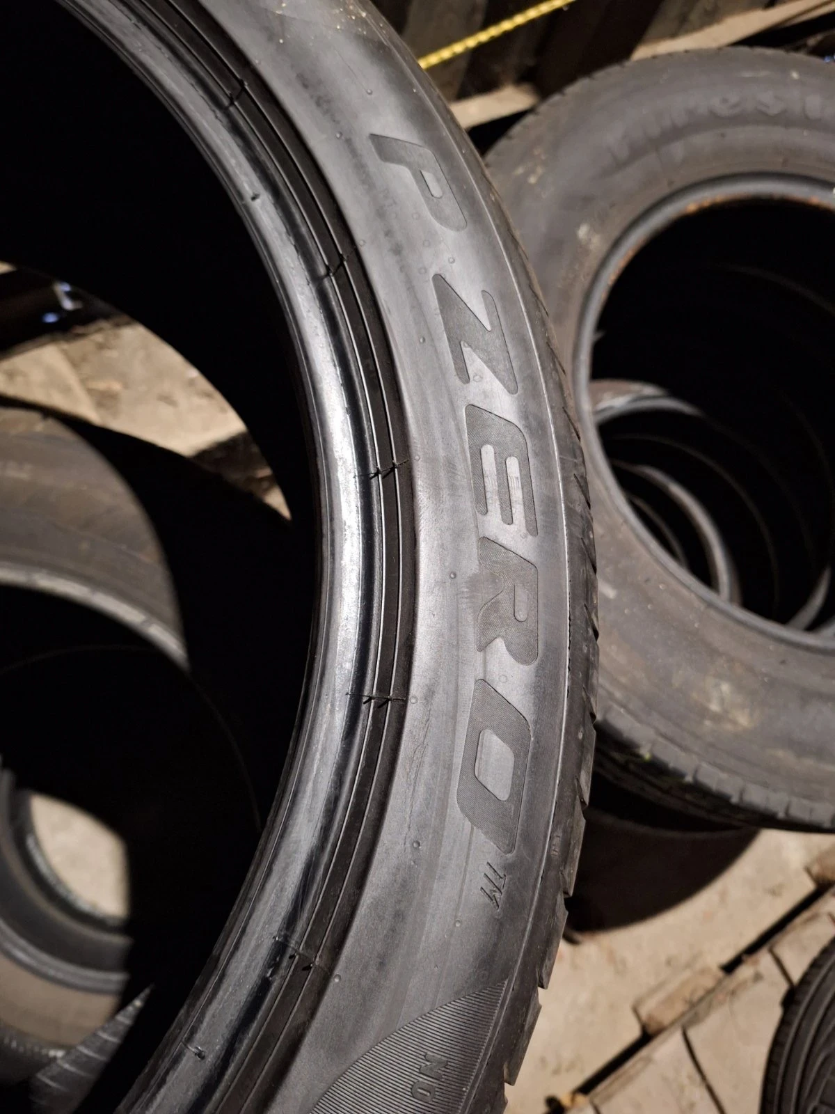 Гуми Летни 285/40R21, снимка 3 - Гуми и джанти - 54441688