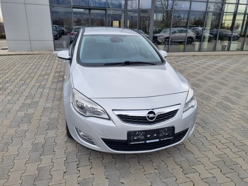 Opel Astra 1.6i-БЕНЗИН = 115.000км / 2011г.