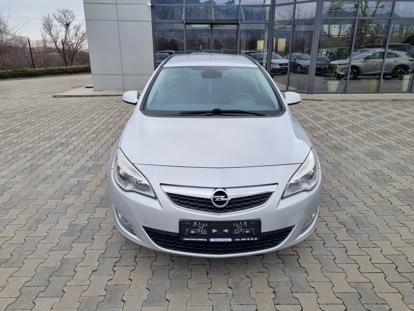 Opel Astra 1.6i-БЕНЗИН = 115.000км / 2011г. - изображение 2