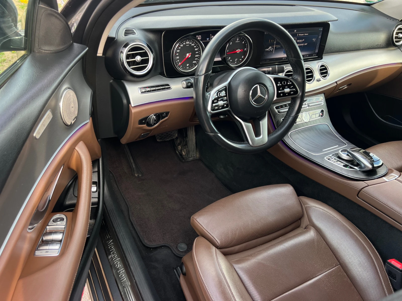 Mercedes-Benz E 220 AMG/BURMASTER/360 KAMERA/DISTRONIK/FULL/MAX/UNIKAT, снимка 9 - Автомобили и джипове - 54155598