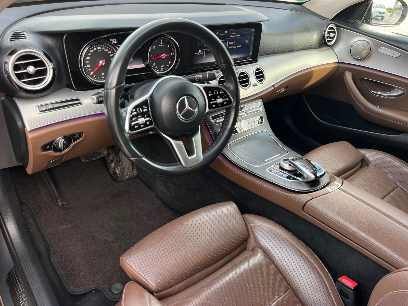 Mercedes-Benz E 220 AMG/BURMASTER/360 KAMERA/DISTRONIK/FULL/MAX/UNIKAT, снимка 10 - Автомобили и джипове - 54155598