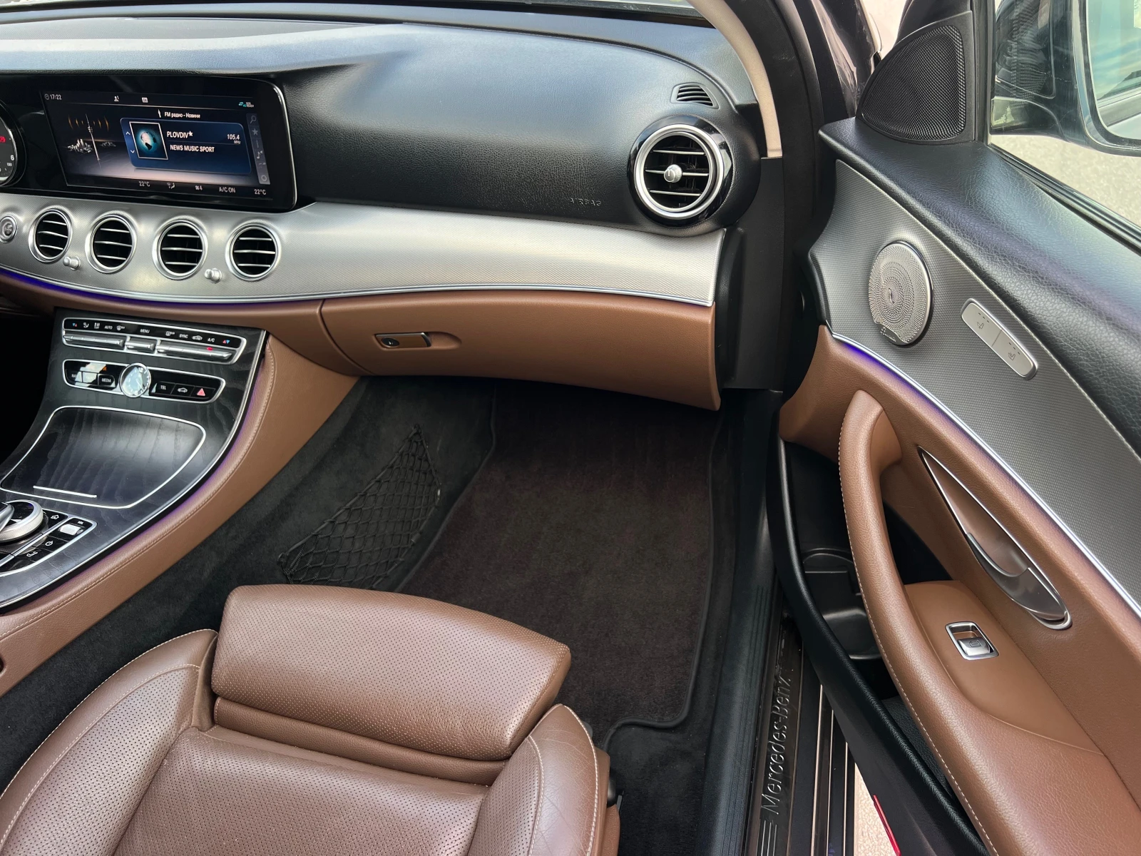 Mercedes-Benz E 220 AMG/BURMASTER/360 KAMERA/DISTRONIK/FULL/MAX/UNIKAT, снимка 12 - Автомобили и джипове - 54155598