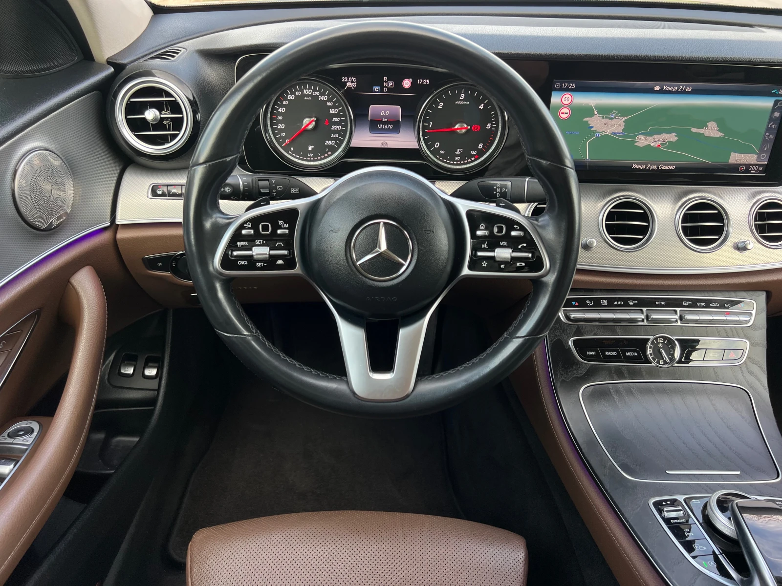 Mercedes-Benz E 220 AMG/BURMASTER/360 KAMERA/DISTRONIK/FULL/MAX/UNIKAT, снимка 16 - Автомобили и джипове - 54155598