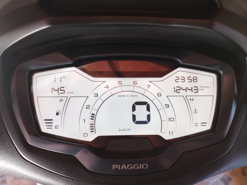 Piaggio Beverly 300HPE S ABS ASR NOV!!! , снимка 13 - Мотоциклети и мототехника - 52743046