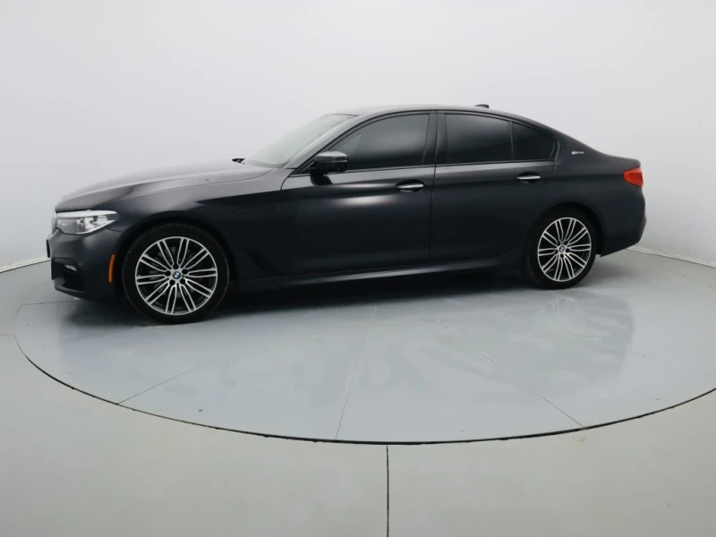 BMW 530E 530E/iPerformance/M-Pack/Distr/3D/M-Tock/360Cam/He, снимка 14 - Автомобили и джипове - 52215856