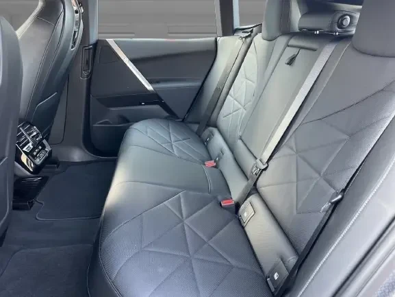 BMW iX xDrive40 = Sport Package = Гаранция, снимка 8 - Автомобили и джипове - 54957494