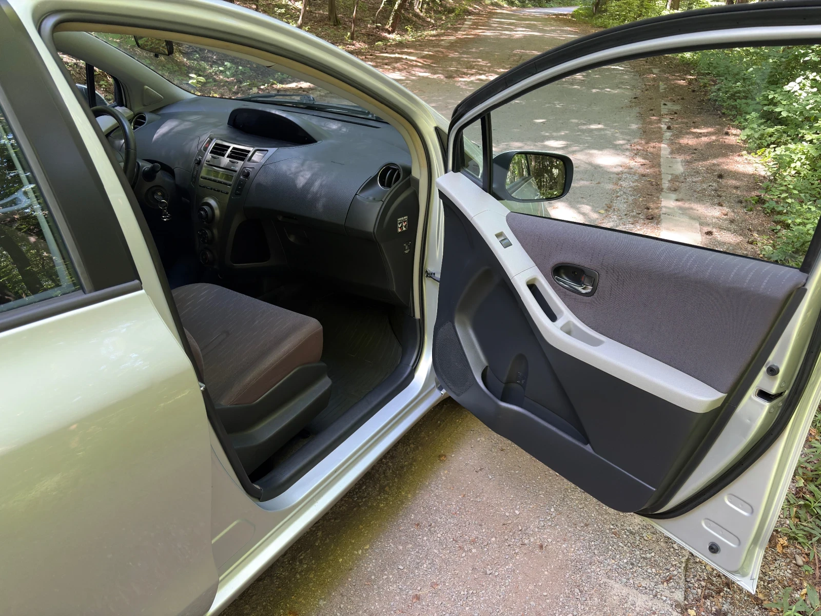 Toyota Yaris 1.33 Автоматик перфектно състояние, снимка 9 - Автомобили и джипове - 55088765