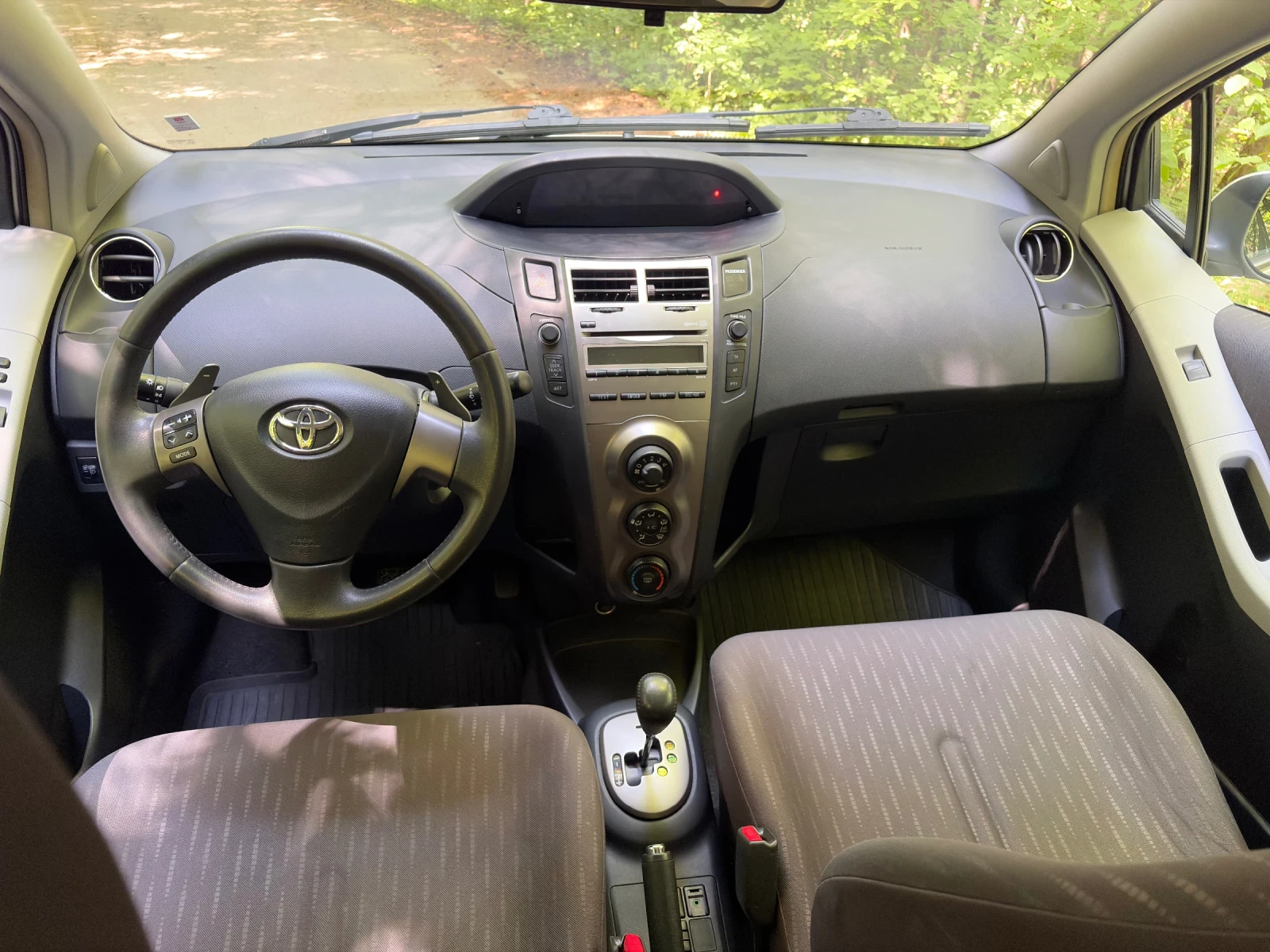 Toyota Yaris 1.33 Автоматик перфектно състояние, снимка 4 - Автомобили и джипове - 55088765
