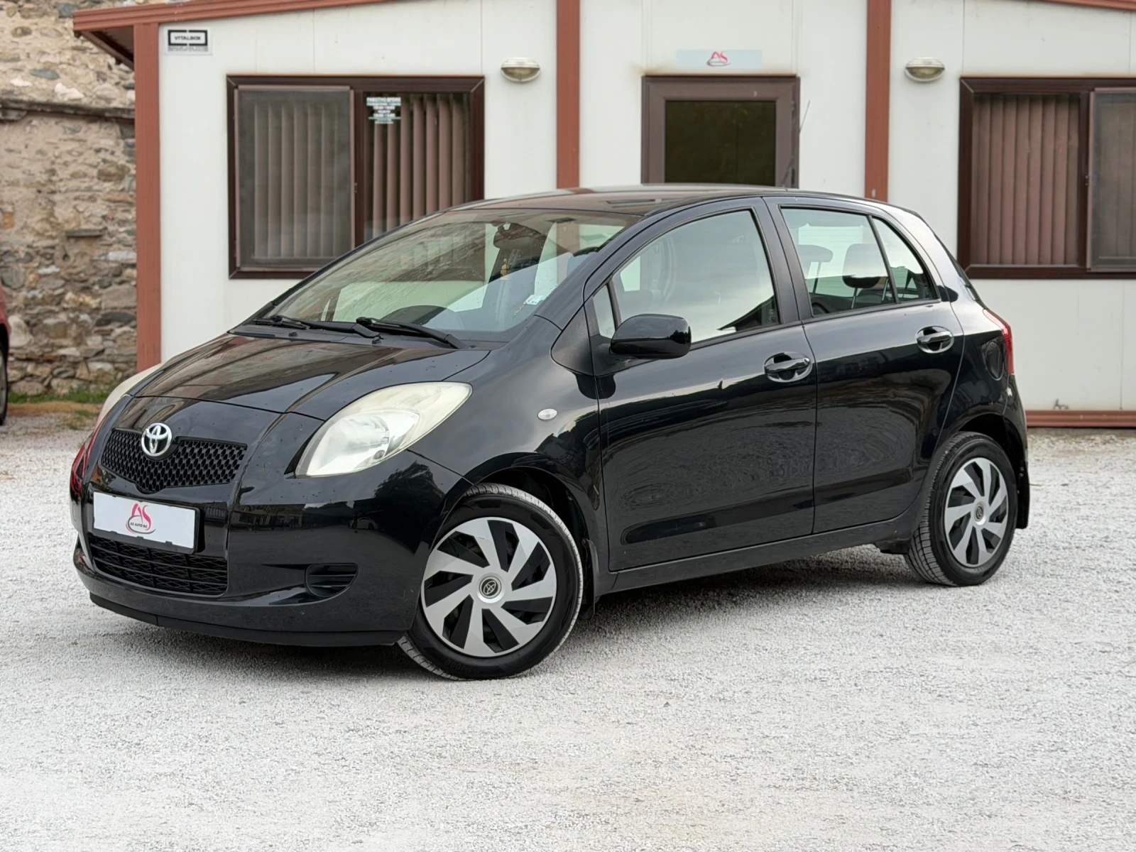 Toyota Yaris 1.0i - VVTi* КЛИМАТИК* РЕГИСТРИРАНА