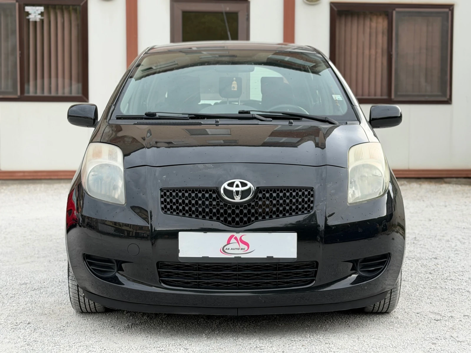 Toyota Yaris 1.0i - VVTi* КЛИМАТИК* РЕГИСТРИРАНА, снимка 2 - Автомобили и джипове - 55790666