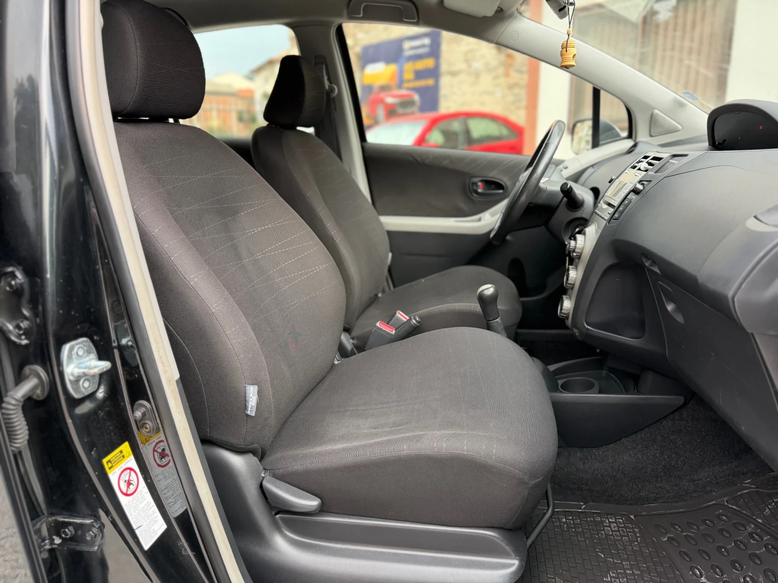 Toyota Yaris 1.0i - VVTi* КЛИМАТИК* РЕГИСТРИРАНА, снимка 10 - Автомобили и джипове - 55790666