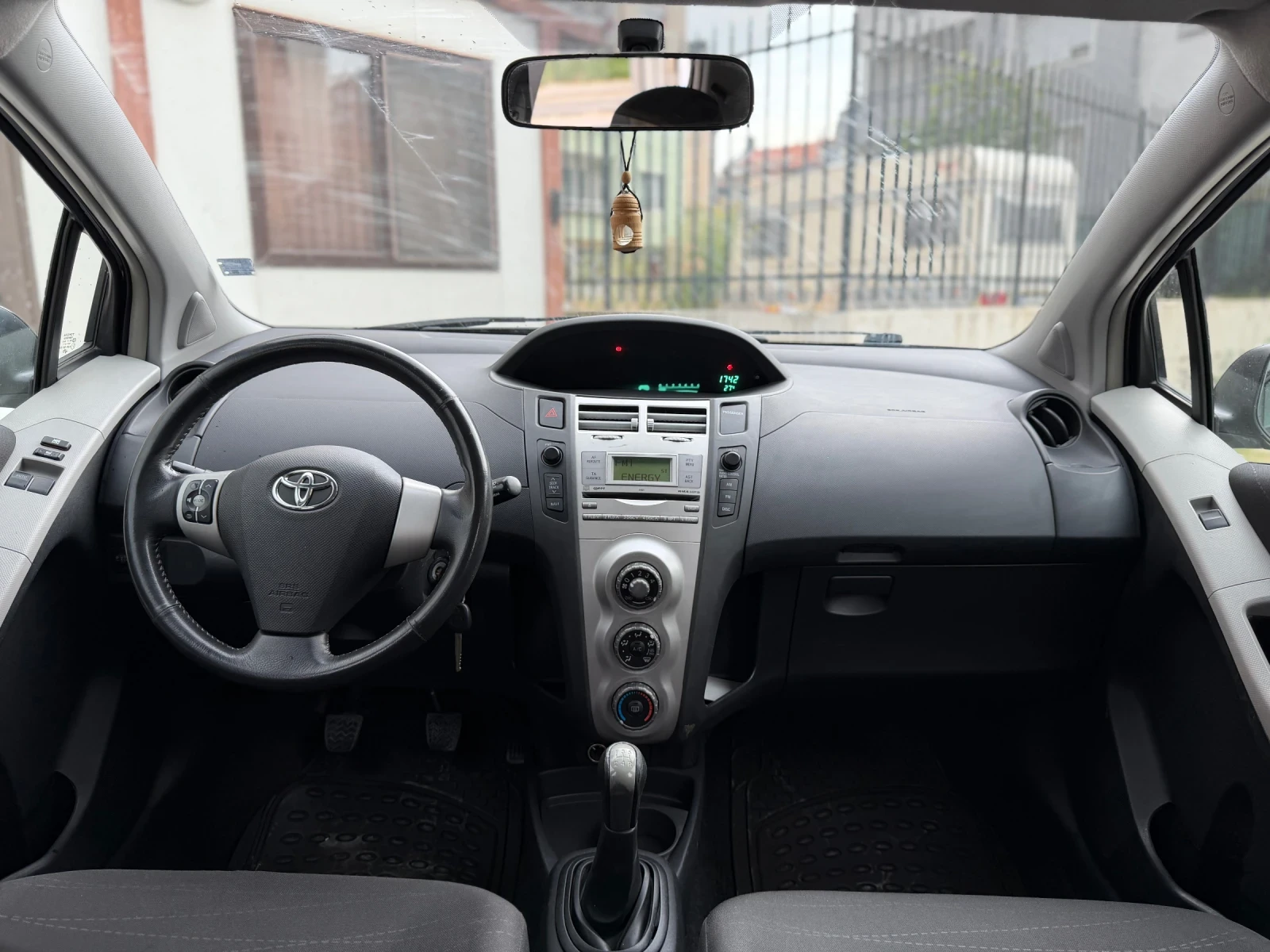 Toyota Yaris 1.0i - VVTi* КЛИМАТИК* РЕГИСТРИРАНА, снимка 12 - Автомобили и джипове - 55790666