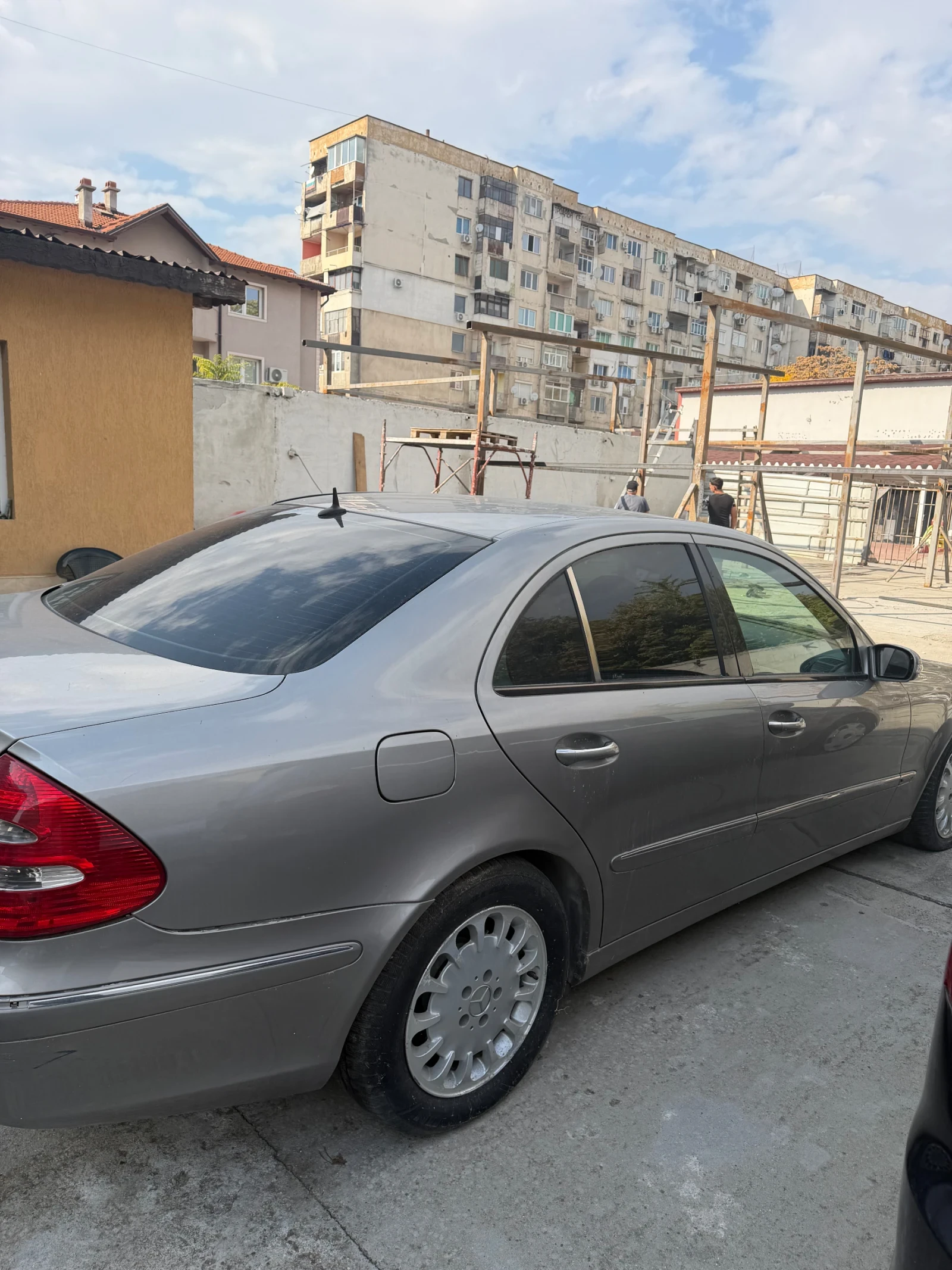 Mercedes-Benz E 220, снимка 4 - Автомобили и джипове - 56614395