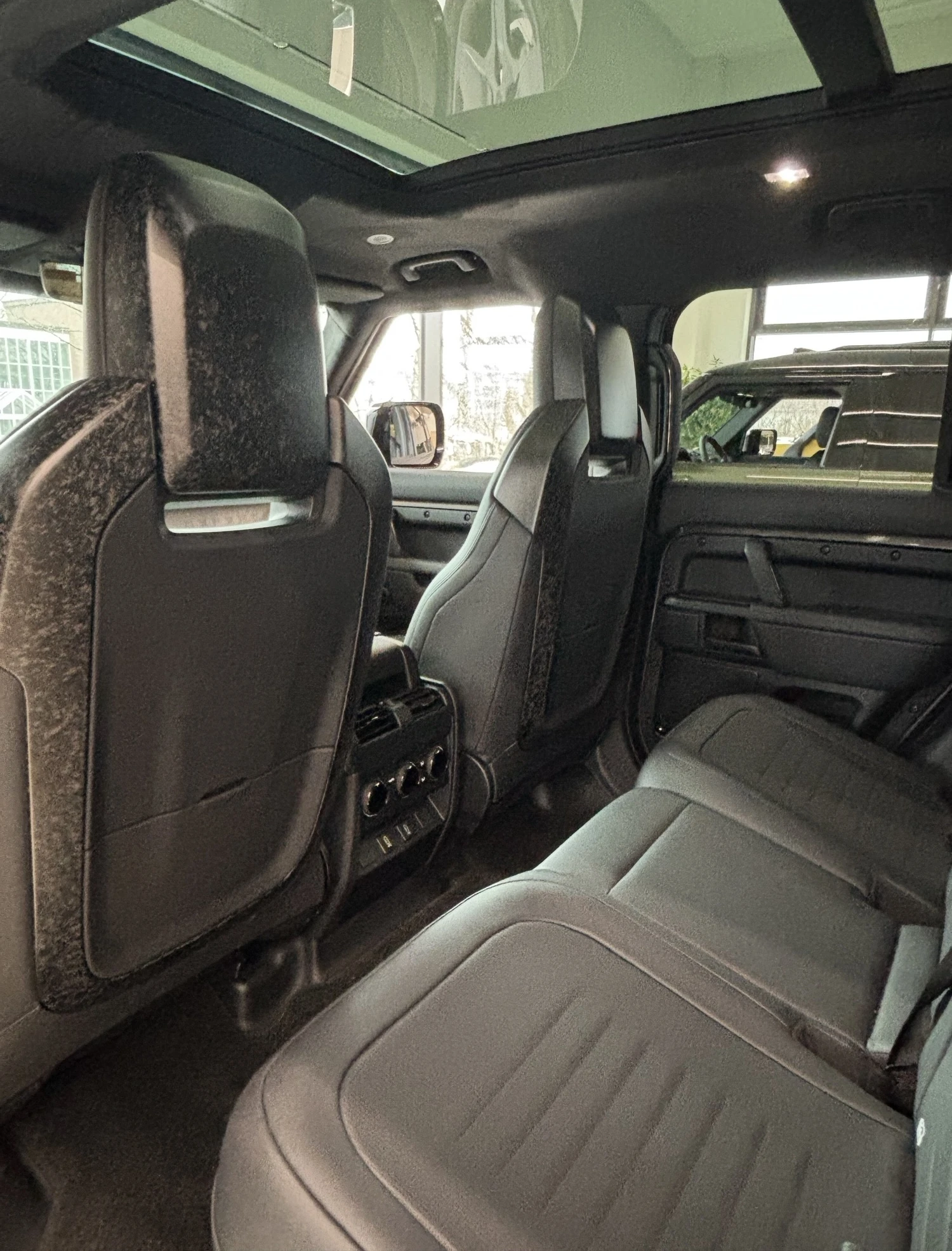 Land Rover Defender OCTA CARBON NEW 2026 , снимка 5 - Автомобили и джипове - 53444399