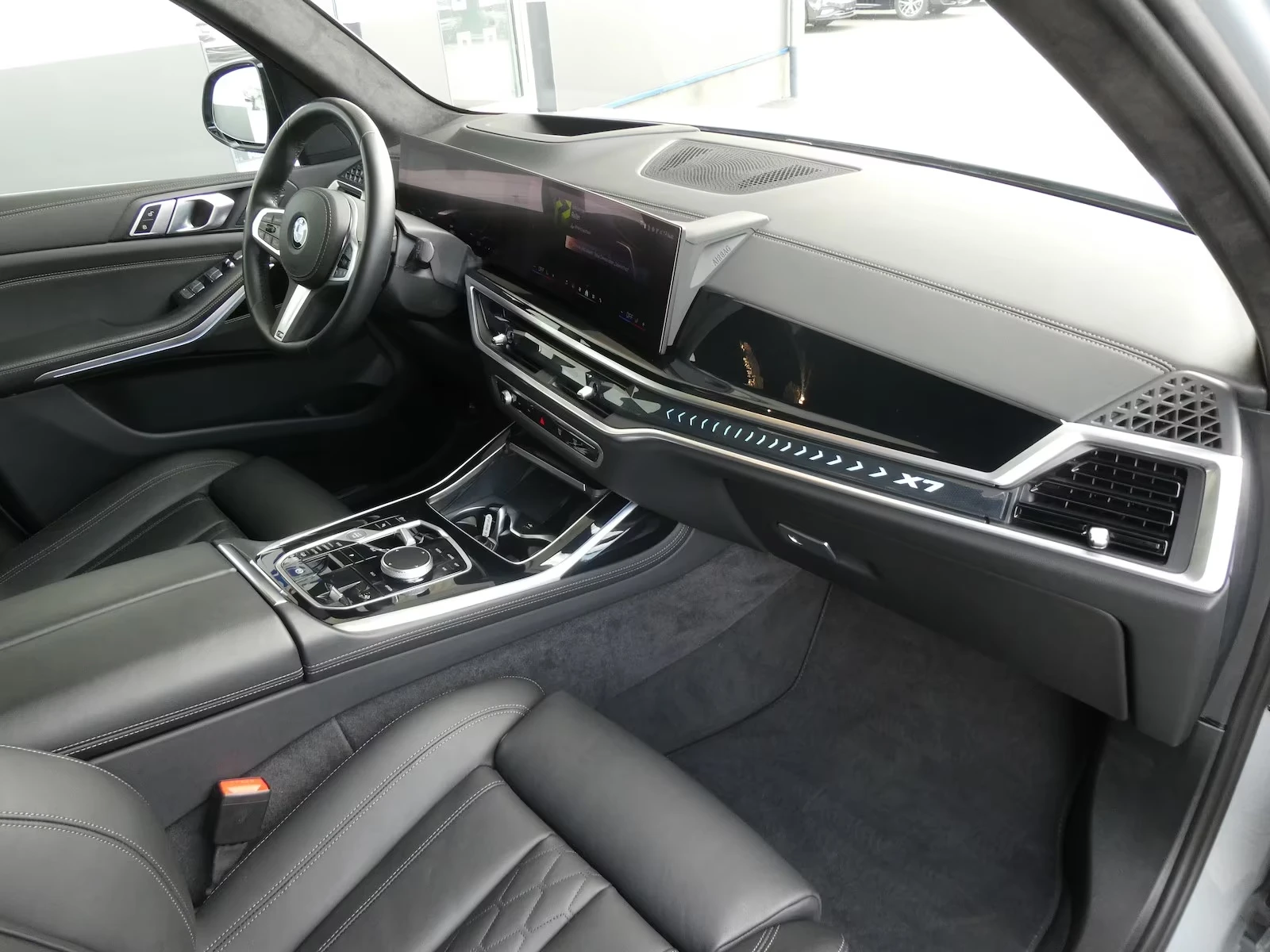 BMW X7 40d/ xDRIVE/ M SPORT PRO / 7 SEATS / HUD / PANO / , снимка 13 - Автомобили и джипове - 55392074