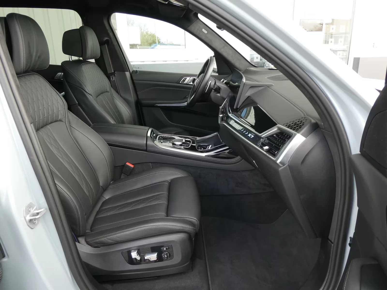 BMW X7 40d/ xDRIVE/ M SPORT PRO / 7 SEATS / HUD / PANO / , снимка 11 - Автомобили и джипове - 55392074