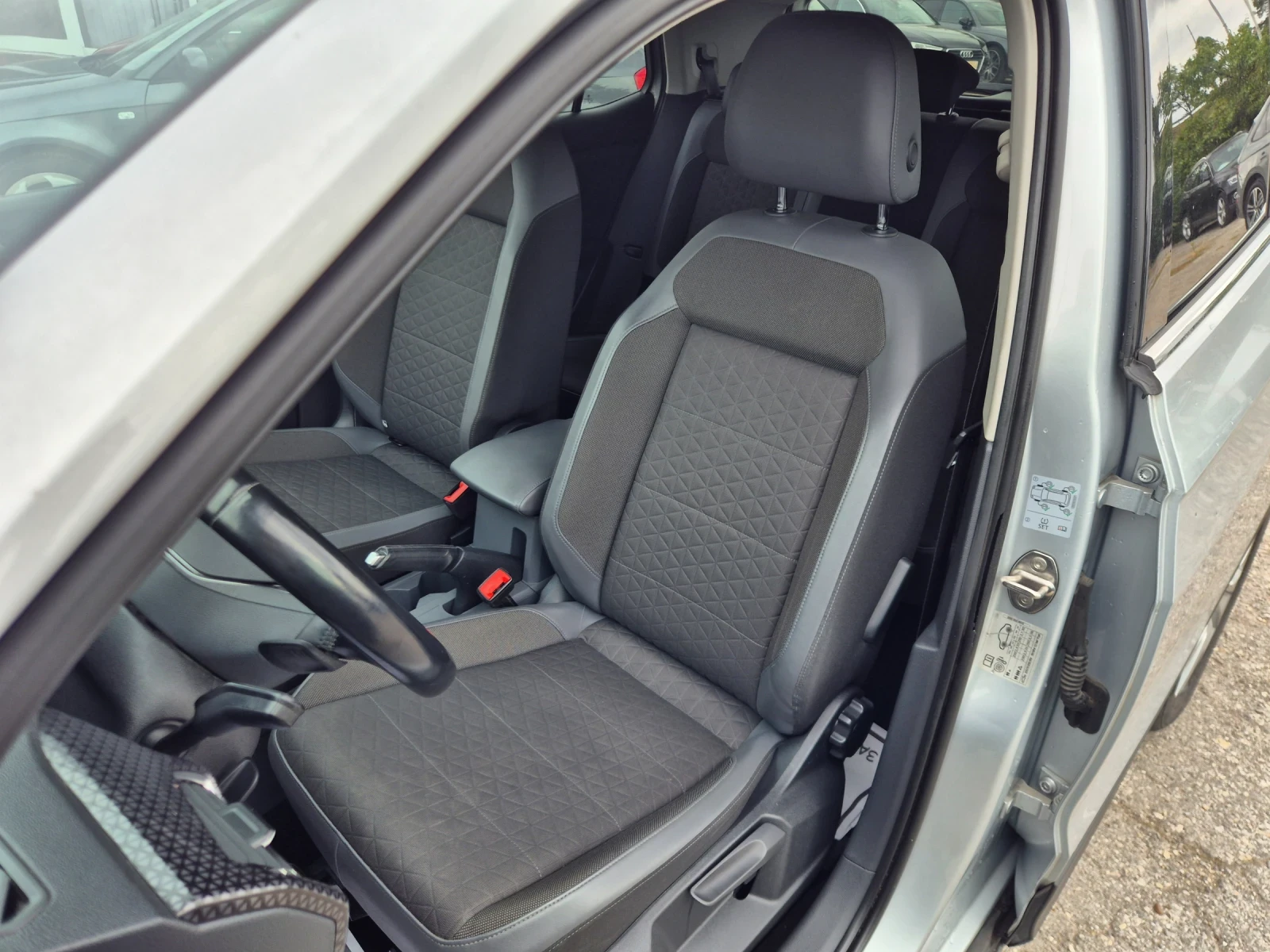 VW T-Cross 1.6TDI* DSG* ACC* DIGITAL* FULL LED* NAVI, снимка 8 - Автомобили и джипове - 56233658
