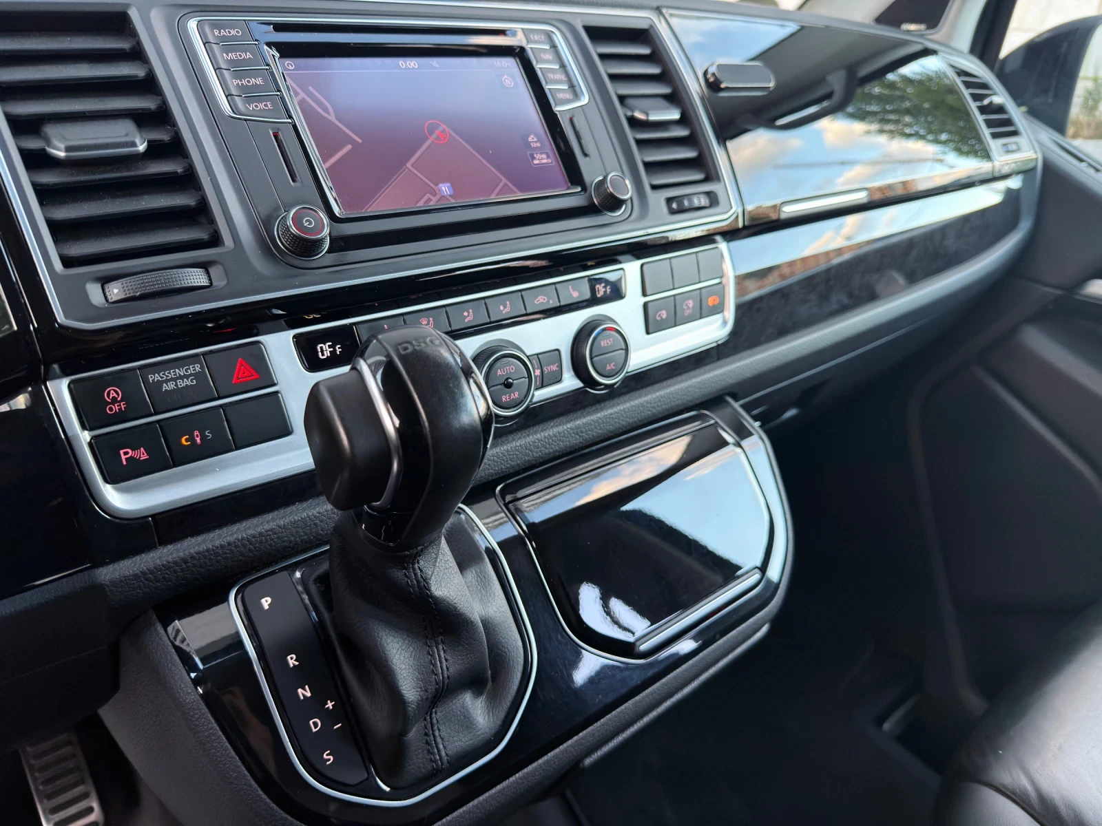 VW Multivan VIP Business FULL MAX 2.0TDI ЛИЗИНГ 100%, снимка 8 - Бусове и автобуси - 56337492