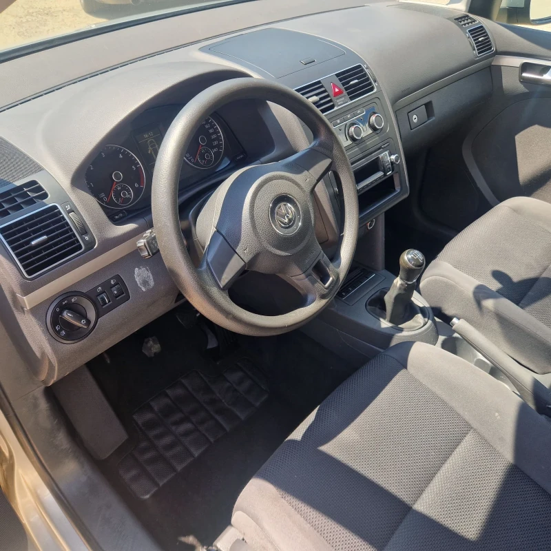 VW Touran 1.6 TDI , снимка 14 - Автомобили и джипове - 51273902