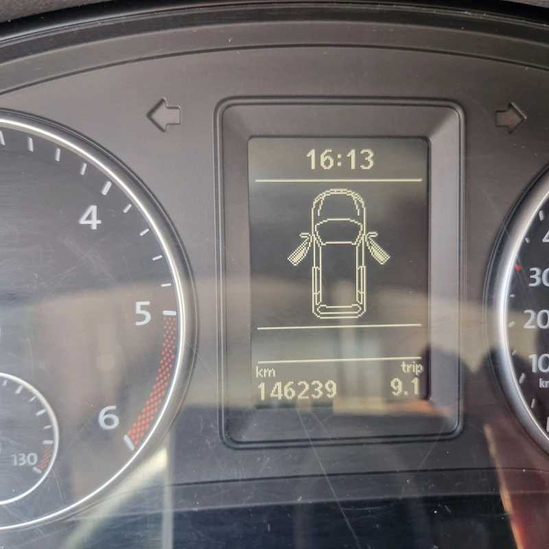 VW Touran 1.6 TDI , снимка 6 - Автомобили и джипове - 51273902