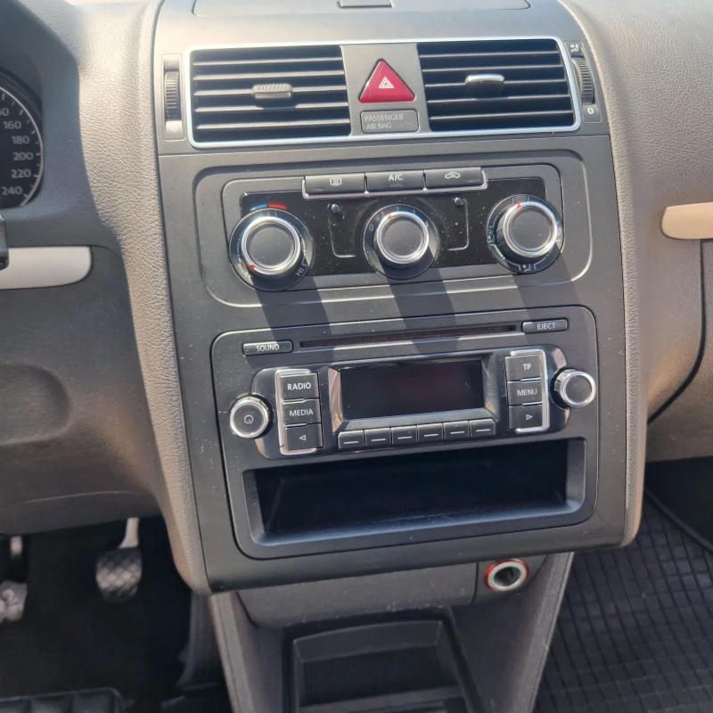 VW Touran 1.6 TDI , снимка 9 - Автомобили и джипове - 51273902
