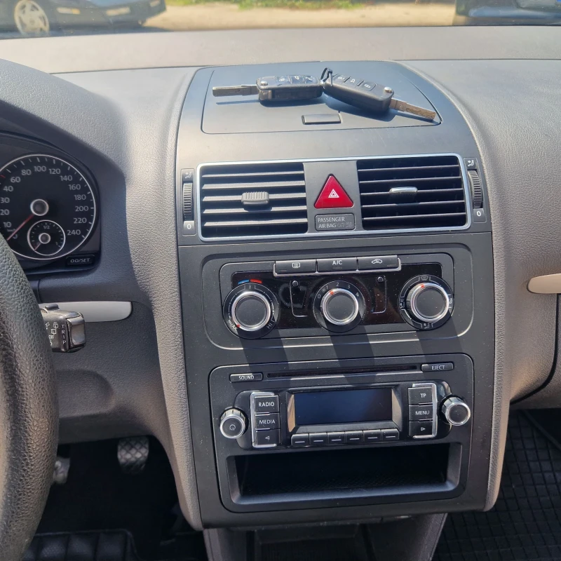 VW Touran 1.6 TDI , снимка 8 - Автомобили и джипове - 51273902