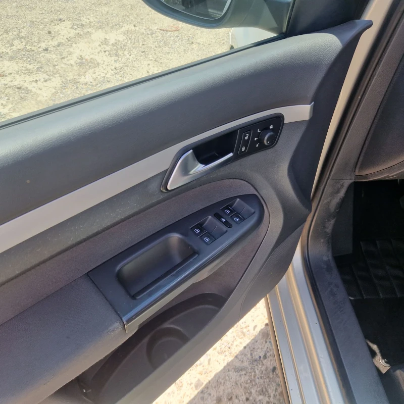 VW Touran 1.6 TDI , снимка 12 - Автомобили и джипове - 51273902