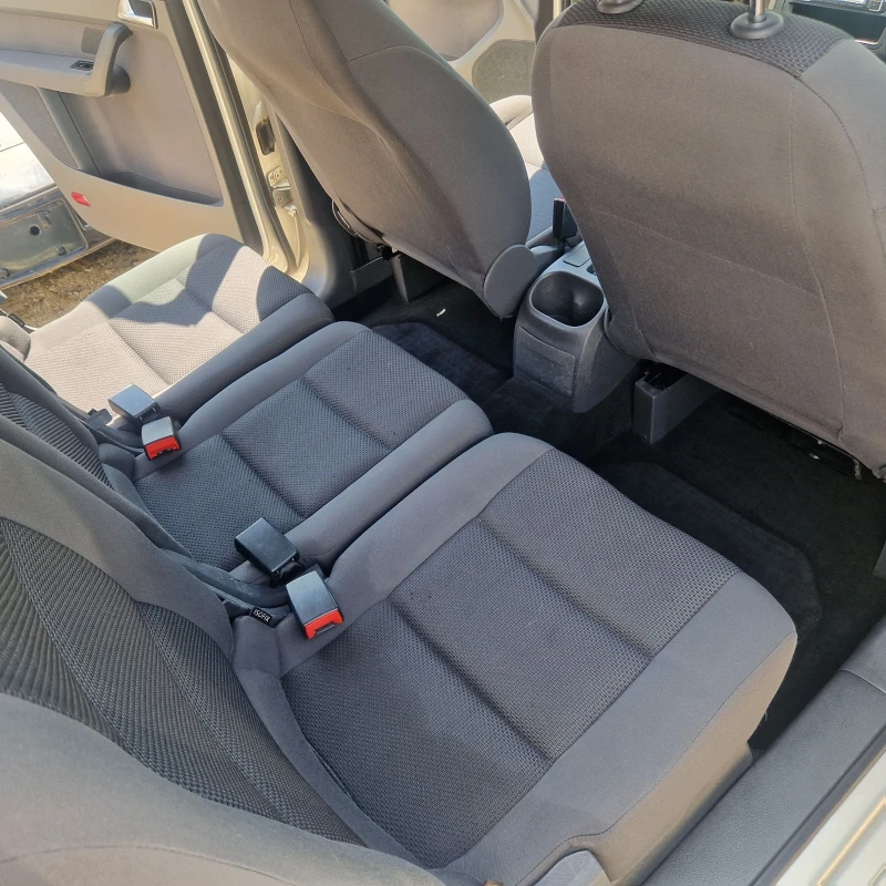VW Touran 1.6 TDI , снимка 7 - Автомобили и джипове - 51273902