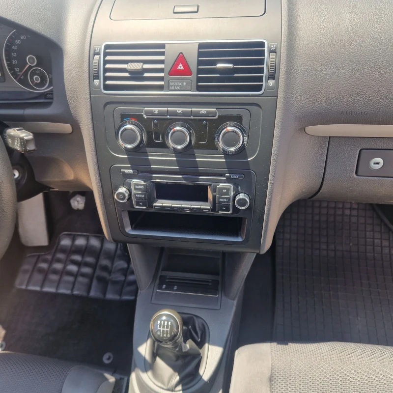VW Touran 1.6 TDI , снимка 10 - Автомобили и джипове - 51273902