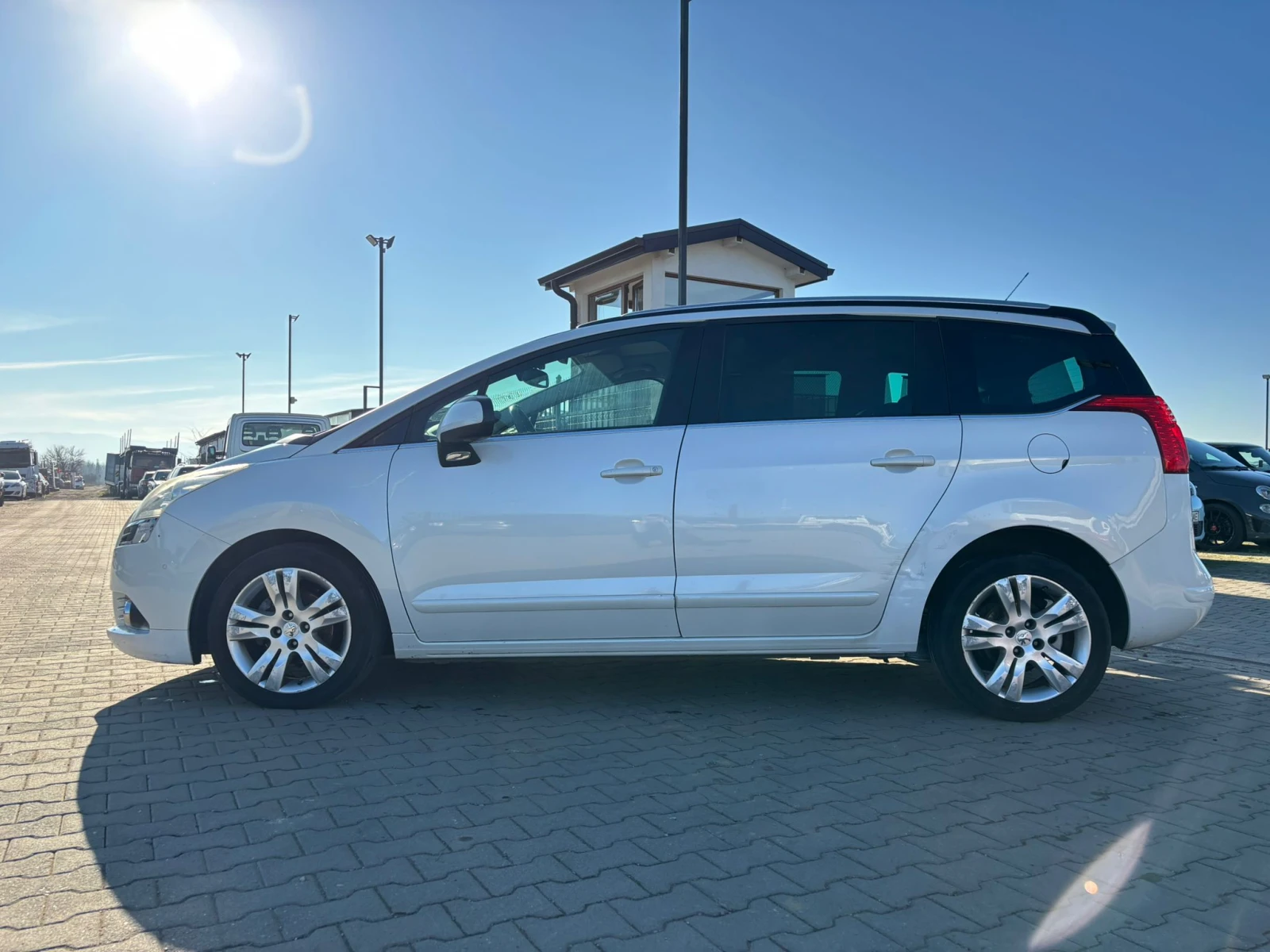 Peugeot 5008 / ALLURE / 1.6 HDI / 112 HP / 6+ 1 / PANO / EURO 5 - изображение 2