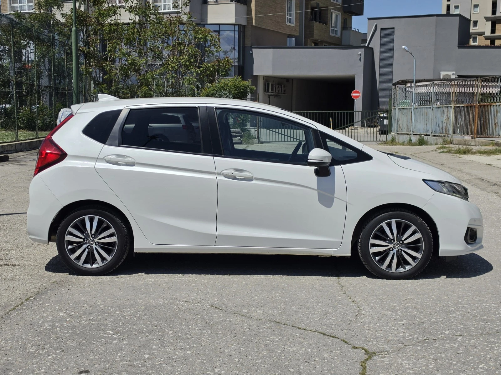 Honda Jazz 1.3i-VTEC Keyless, City Brake Евро 6, снимка 4 - Автомобили и джипове - 53391949